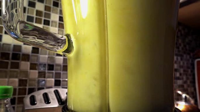 搅拌器的慢动作制作新鲜橙汁