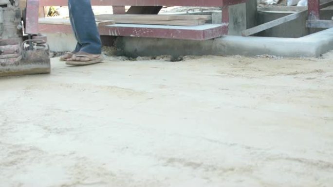 工人使用振动板密封底砂
