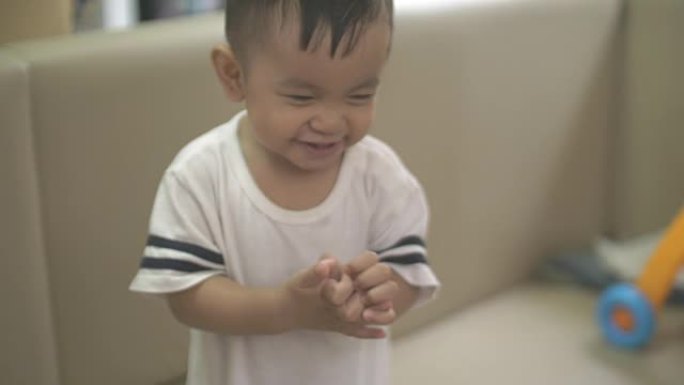 微笑快乐的亚洲男婴
