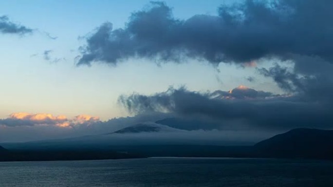 在日本中部地区山梨县本津湖，傍晚时分用云放大4k富士山