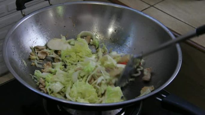 平底锅里的炸白菜和猪肉片
