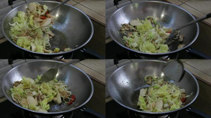 平底锅里的炸白菜和猪肉片