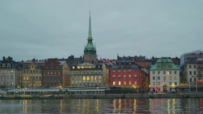 瑞典斯德哥尔摩建筑物内的灯亮起
