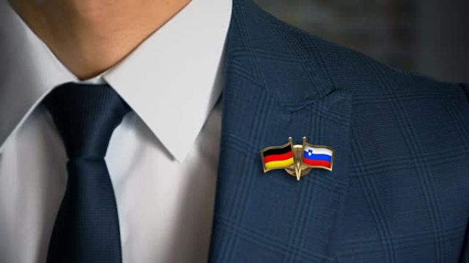 商人走向相机与朋友国家国旗别针德国-斯洛文尼亚