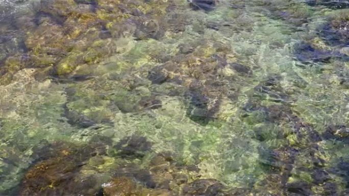 宁静干净透明波纹水浪在海洋中，晴天在台湾基隆市朝景公园