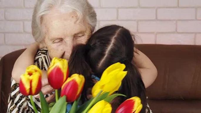 一个孩子在拥抱祖母。