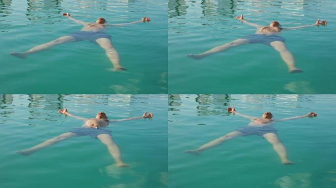 男子在公共游泳池游泳