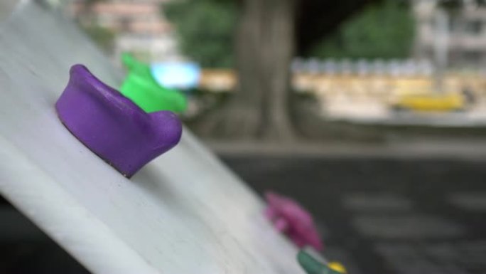 公园里的游乐设备。在亚洲。孩子们的彩色游乐场。