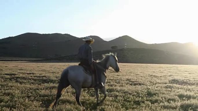 犹他州乡村的骑马团体