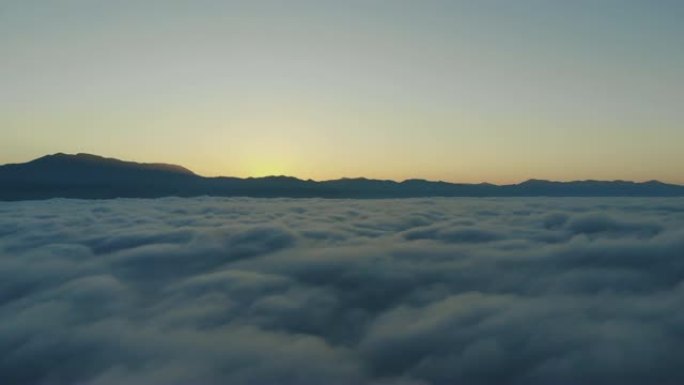 泰国北部的晨雾景观。鸟瞰图。在美丽的云层中飞越高山。航拍视频。