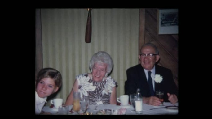 1971老年夫妇在头桌