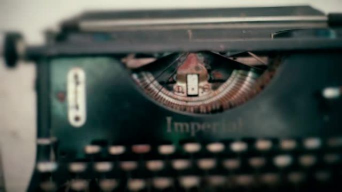桌上的老式打字机。