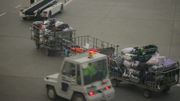 机场带行李的手推车