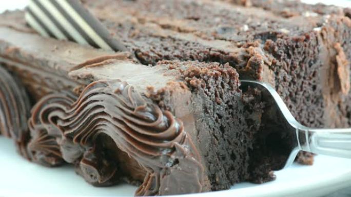 一块巧克力蛋糕被叉子切开