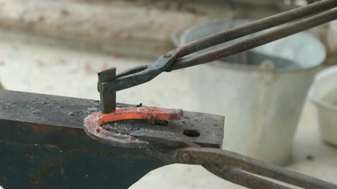 铁匠用工具制造马蹄铁