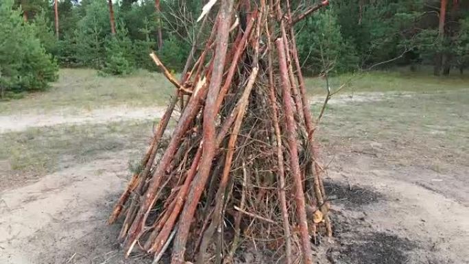 为森林里的火折叠大原木。火灾是为火灾做好准备的