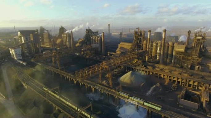 马里乌波尔市工厂的管道。乌克兰