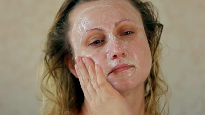 一名中年妇女脸上贴着保湿面膜
