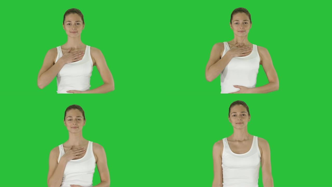 快乐女人深呼吸在绿色屏幕上锻炼，色度键