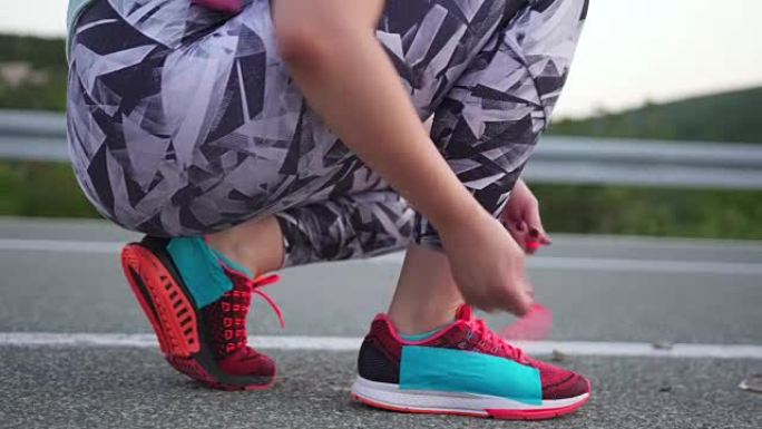 糖尿病妇女绑住运动鞋并跑步