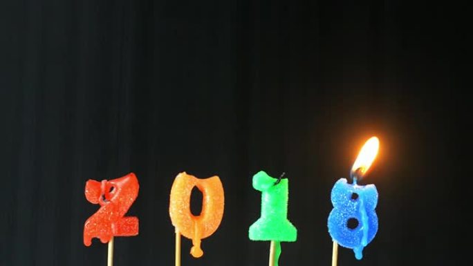 移动运动变焦用烟火点燃蜡烛2018彩色闪光蜡烛数字燃烧闪耀黑色背景倒计时从年底和庆祝日欢迎来到新年。