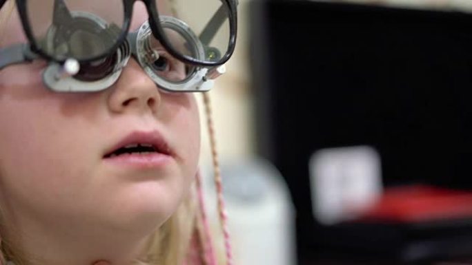 视力检查。患有视力障碍的高加索女孩。医疗和康复。小景深