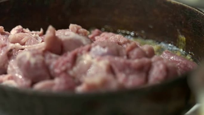 猪肉炒特写。在煎锅中用切碎的洋葱烹饪炒肉