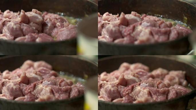 猪肉炒特写。在煎锅中用切碎的洋葱烹饪炒肉
