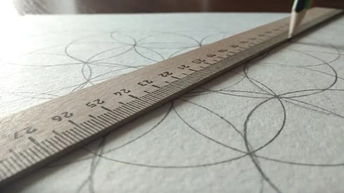 用标尺中的铅笔在带有圆圈的图上画一条线