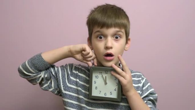 惊讶的小男孩带着时钟