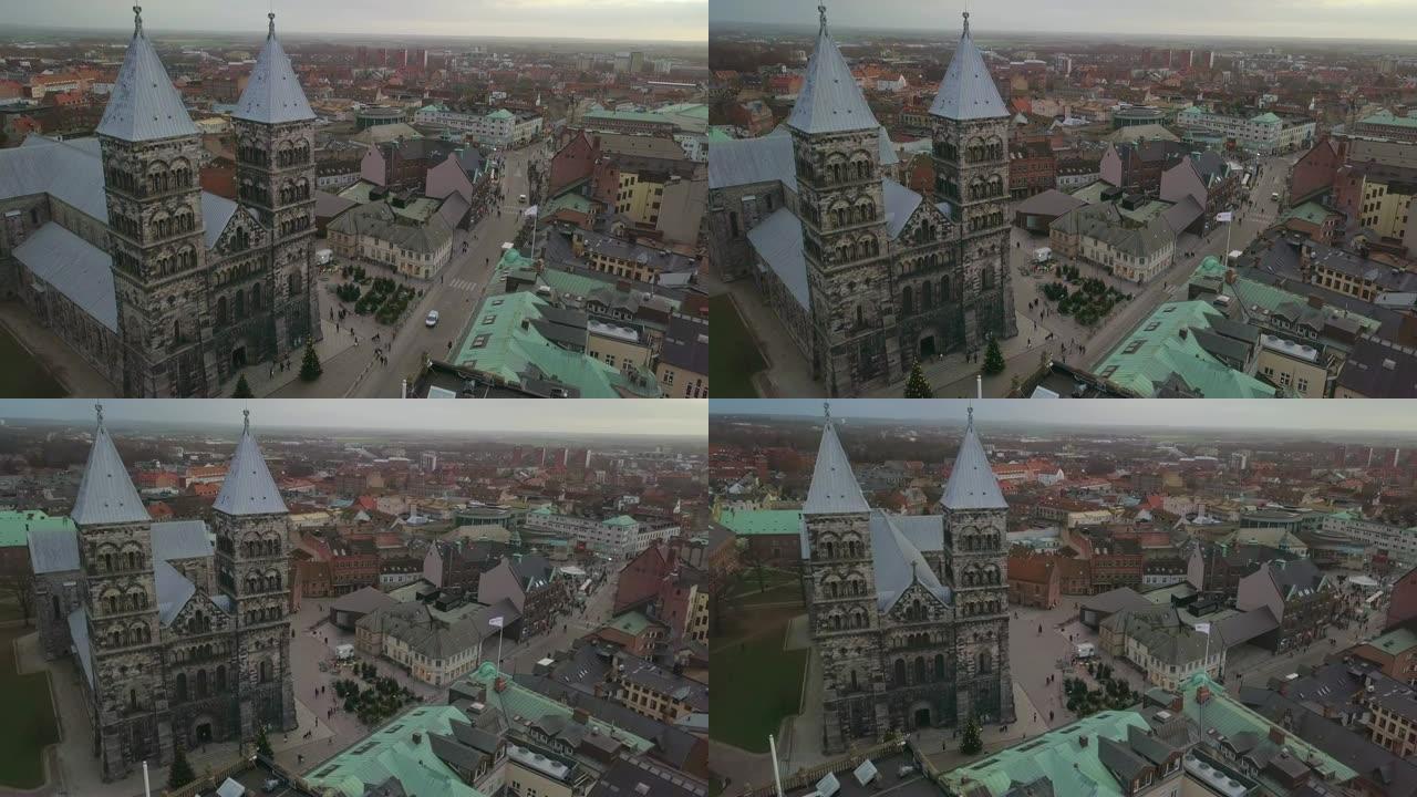 无人机拍摄瑞典隆德市中部的隆德大教堂建筑。教堂塔和城市街道的鸟瞰图