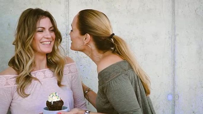 两个女友用松饼庆祝生日