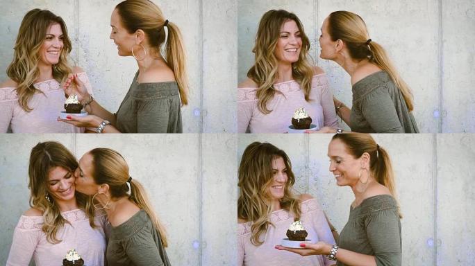 两个女友用松饼庆祝生日