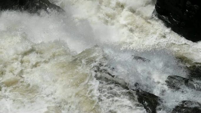 山河水流旺盛，水沸腾，飞溅。快速流