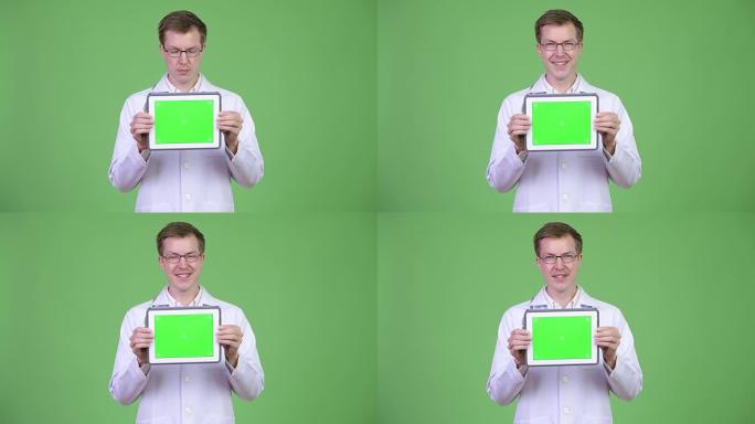 快乐男人医生展示色度键绿色屏幕数字平板电脑