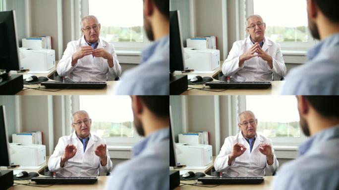 高级医生在医院与男性患者交谈