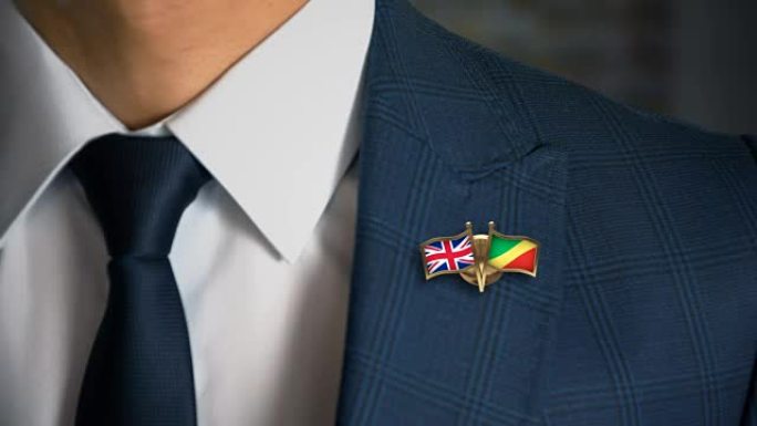 商人带着朋友国家的国旗走向相机，别针英国-刚果共和国