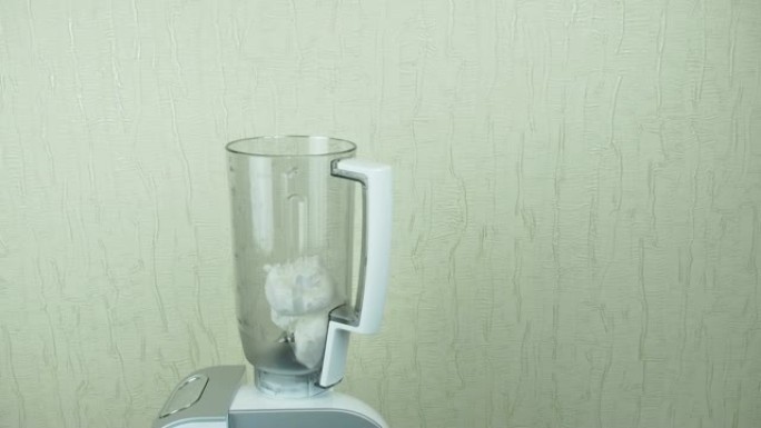 在搅拌机中制备奶昔。
