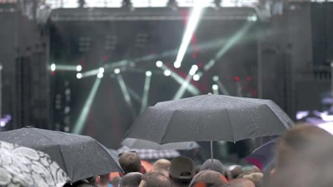 露天音乐会下雨天的慢动作