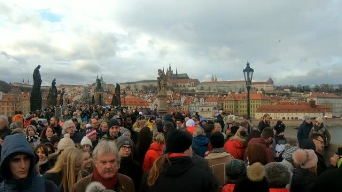 查尔斯·布里奇 (Charles Bridge) 吸引了众多游客