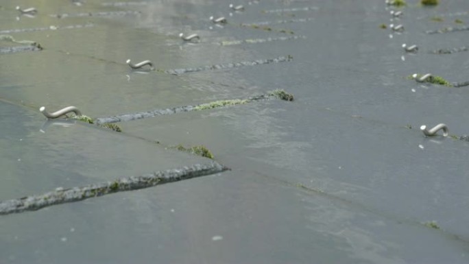 雨滴落在潮湿的屋顶瓷砖上特写4K
