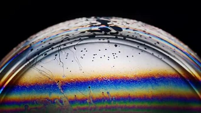 慢动作镜头真实宏观视频霓虹灯彩虹运动抽象图案肥皂泡表面