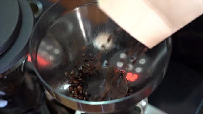 将咖啡豆倒入研磨机中的慢动作