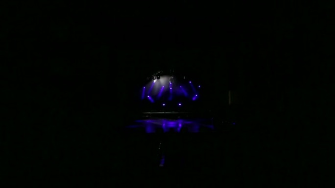 音乐会上五颜六色的舞台灯光。舞台灯光和烟雾。