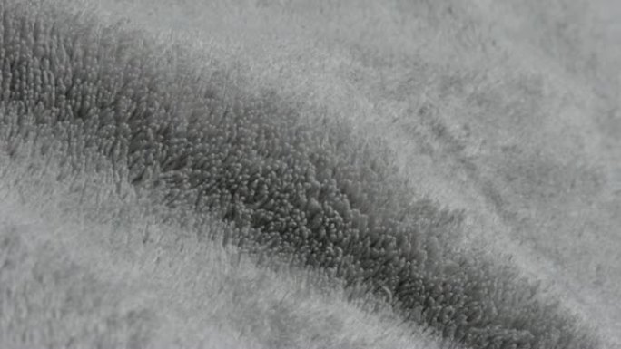 聚酯羊毛银色极地织物保暖材料纹理4K 2160p 30fps超高清倾斜镜头-缓慢倾斜银色合成纤维极地