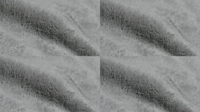 聚酯羊毛银色极地织物保暖材料纹理4K 2160p 30fps超高清倾斜镜头-缓慢倾斜银色合成纤维极地