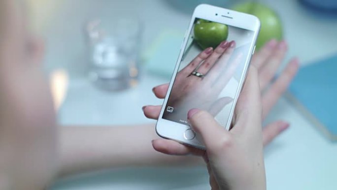女人拍戒指手的手机视频。婚姻手的Instagram视频