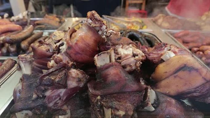 在布达佩斯的圣诞节年度市场盛宴上展出猪肉和烤肉。烤肉、猪脚