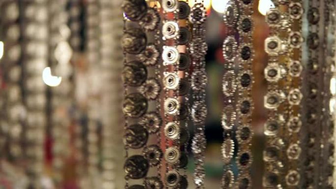 一排排金色的亚洲宝莱坞风格金属珠宝腰带