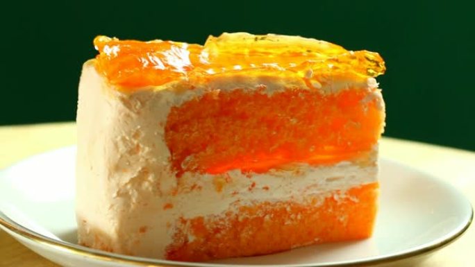 转台上的橙色蛋糕，特写